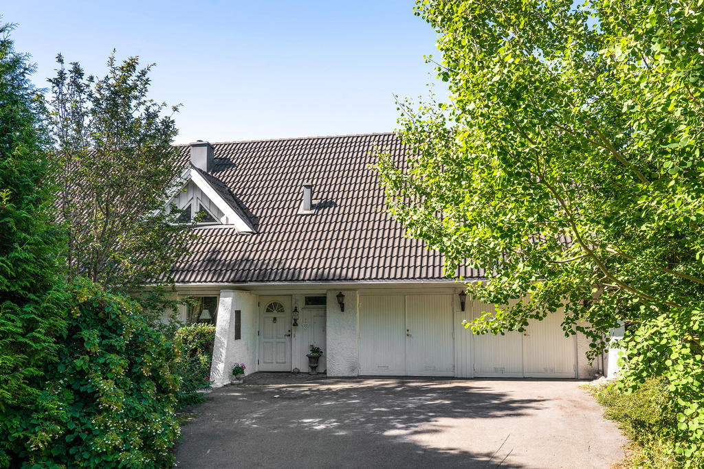 Stor asfalterad uppfart