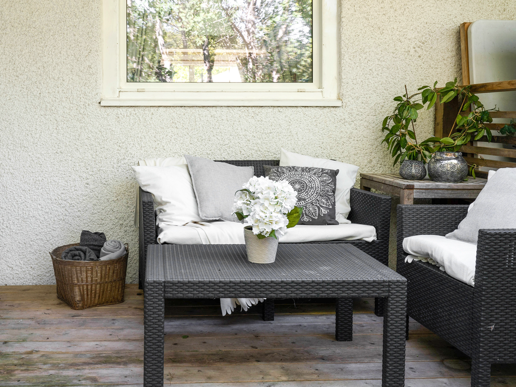 Olika sittplatser runt huset, denna utanför sovrummet med egen ingång