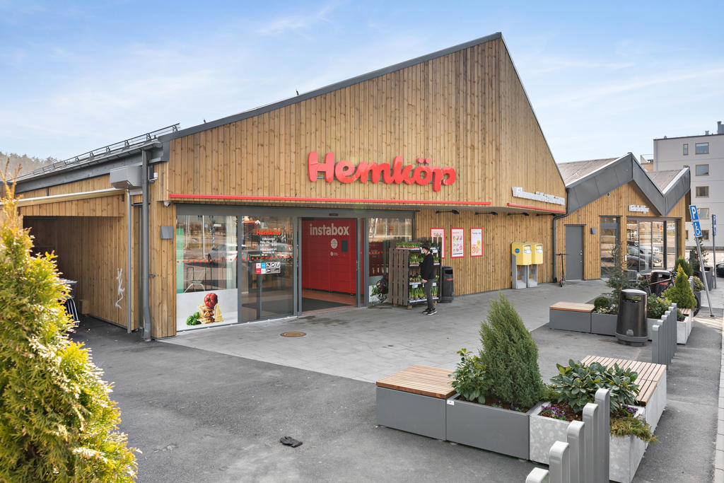 I centrum finns Hemköp, fiskaffär, restauranger mm