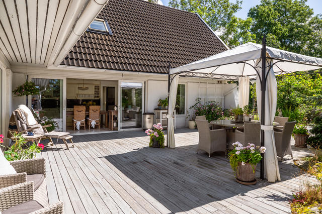 Underbar solaltan som nås direkt från köket