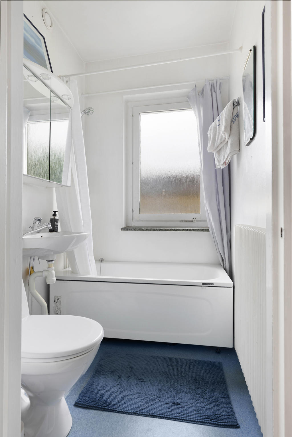 Badrum med wc, handfat och badkar