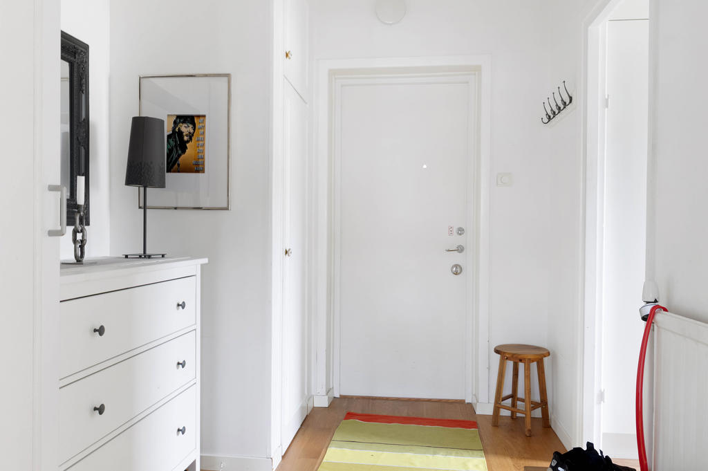 Hall med plats för sko- och hatthylla