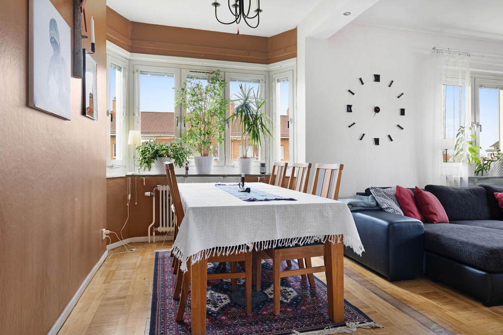 Vardagsrum med bursrpåk som ger plats för både matbord och soffgrupp