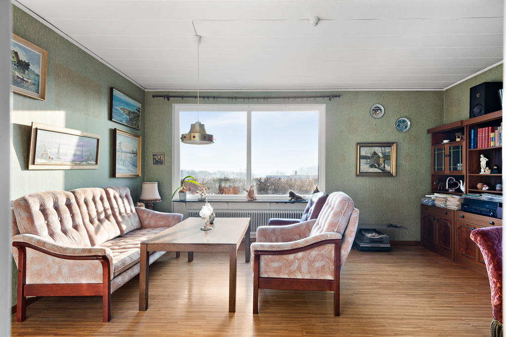 Vardagsrum med bra ljusinsläpp 