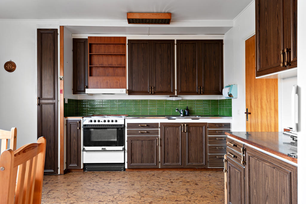 Rymligt kök med plats för matbord