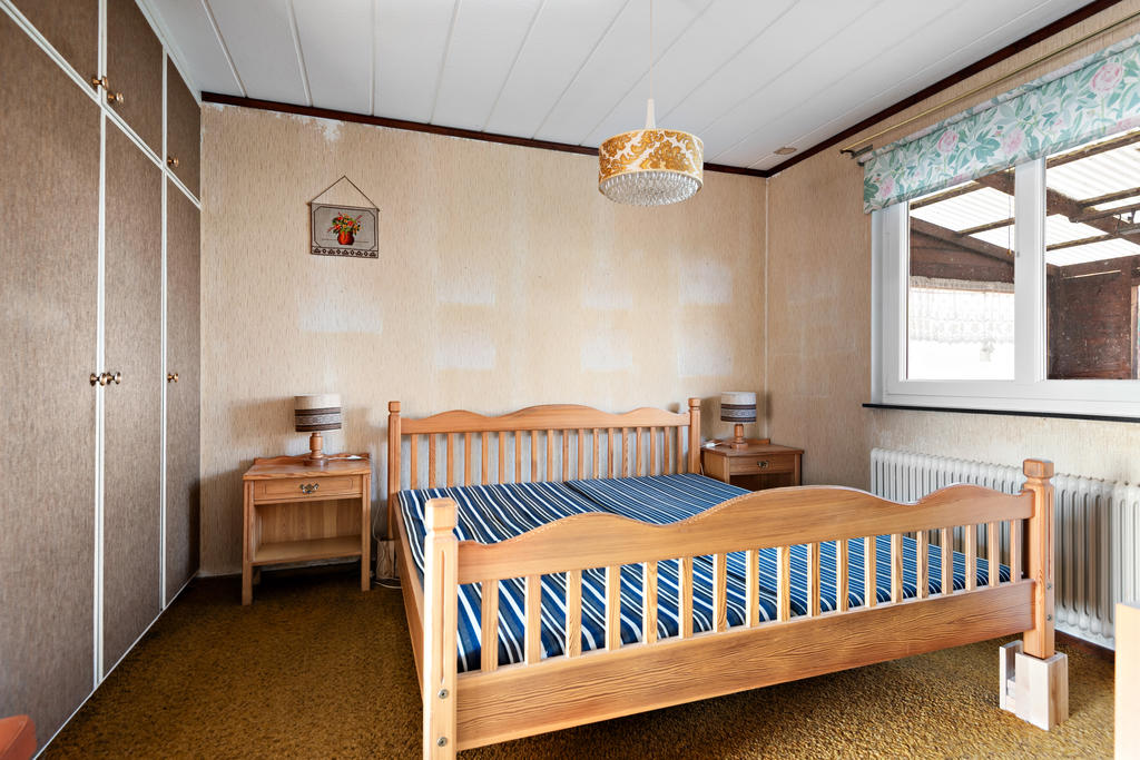 Stort sovrum med inbyggda garderober  