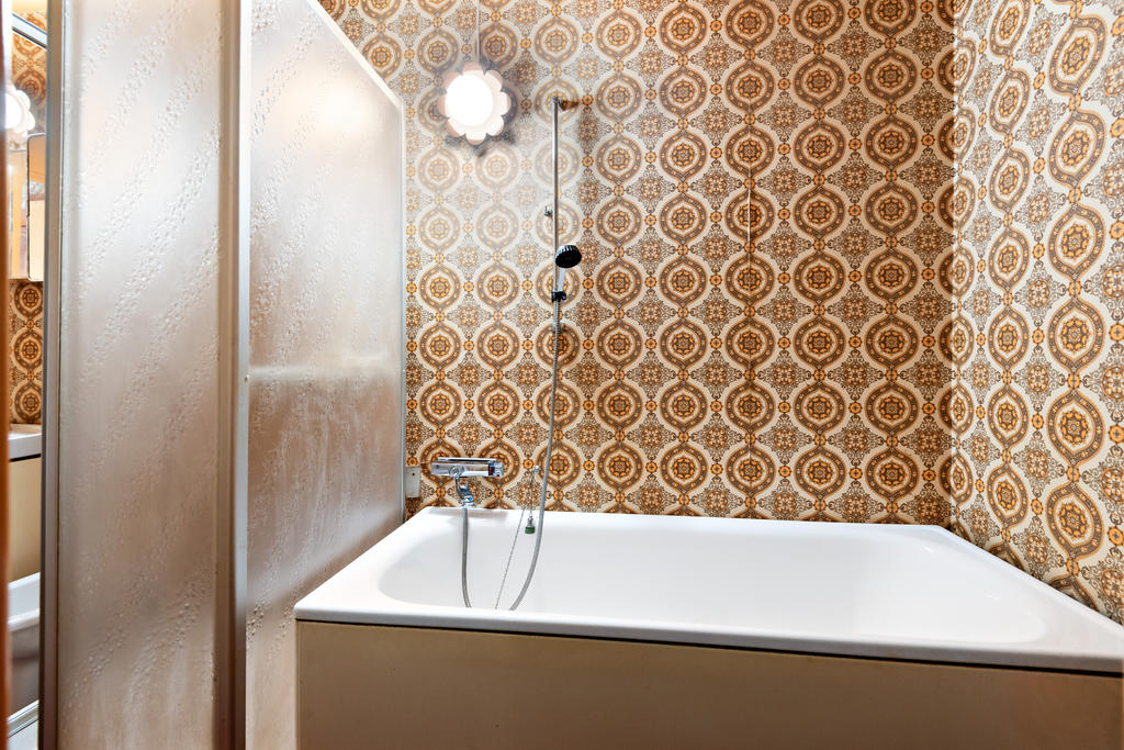 Badrum med badkar/ duschkabin