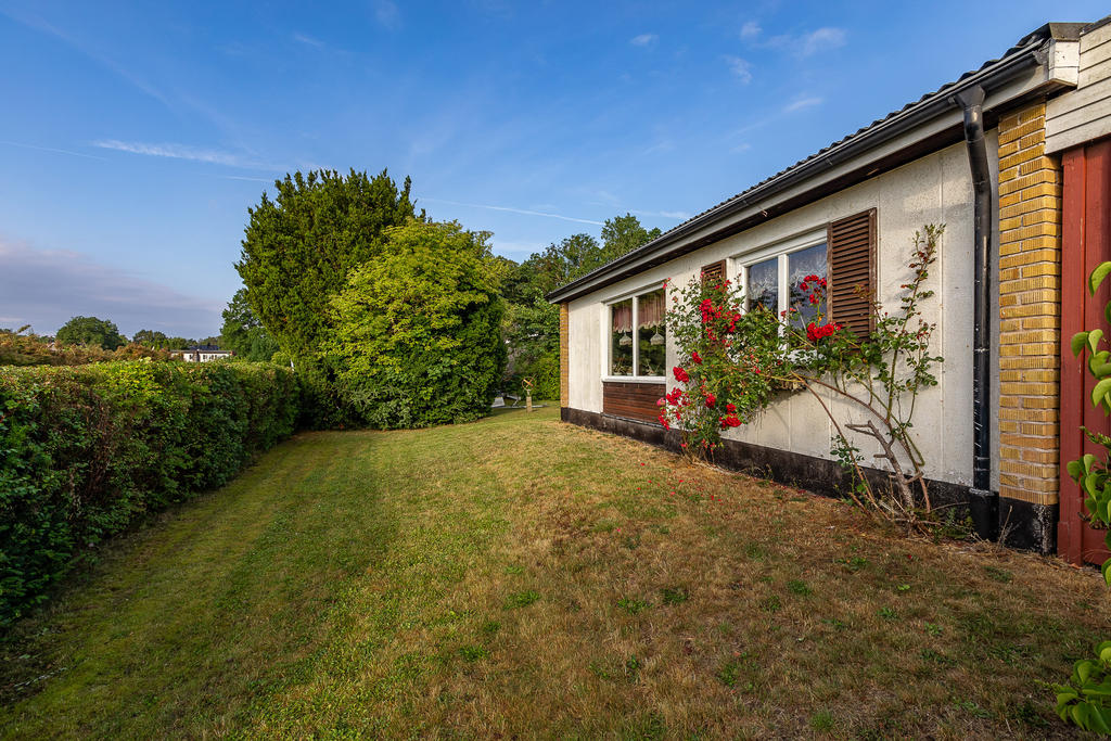 Framsidan av huset och en trevlig tomt 