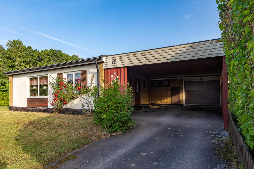 Rymlig Carport samt garage, a