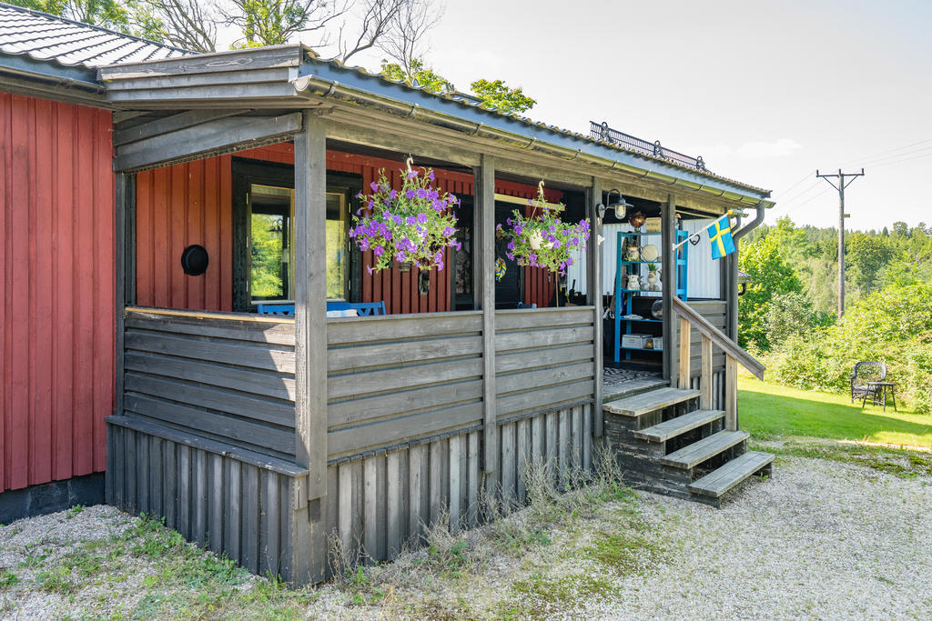 Trivsam entréveranda under tak.
