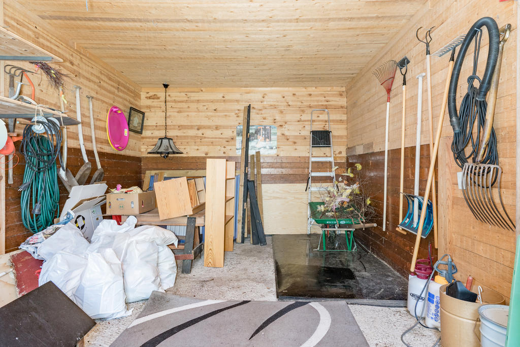 Förrådsutrymme md plat sför trädgårdsmöbler. 