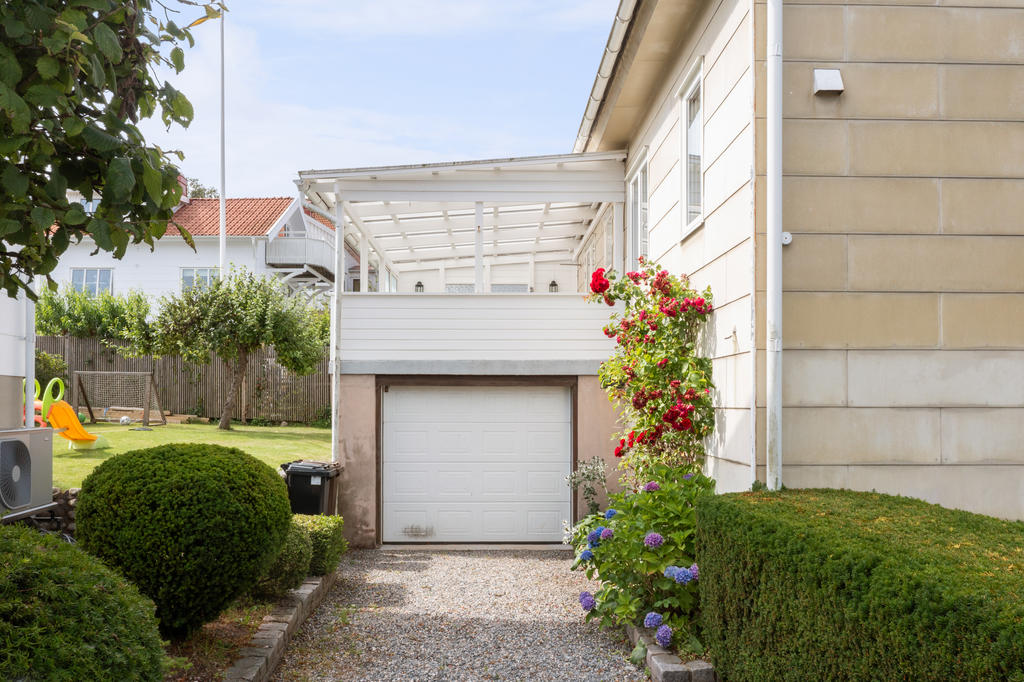 Garage med elektrisk port