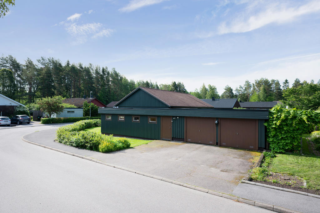 Uppvärmt dubbelgarage samt entré möjlig egen verksamhet