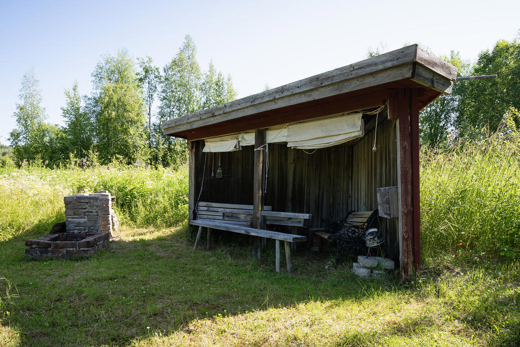 Vindskydd med grillplats i kvällssol