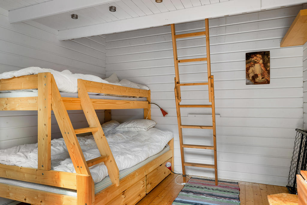 Sovrum i gäststugan med loft