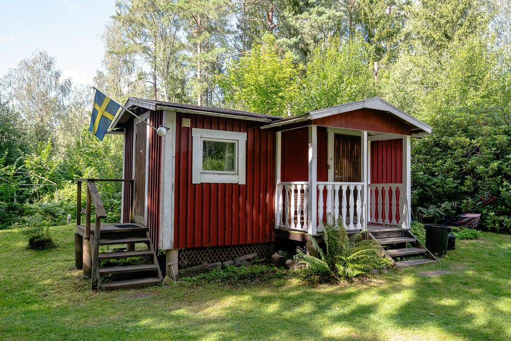 Stugan med badrum och förråd