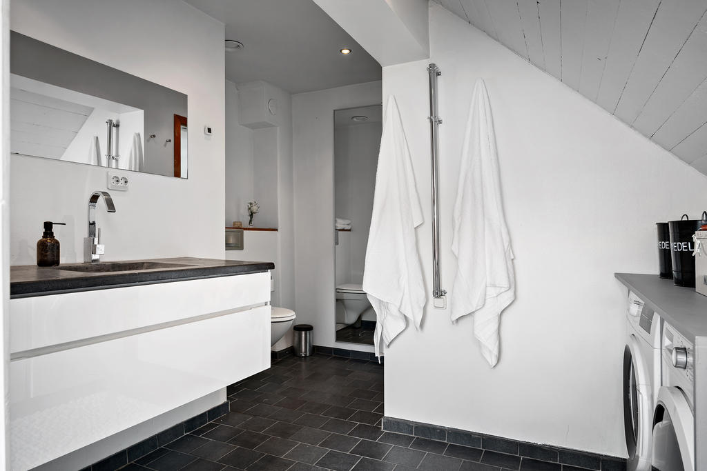 Renoverat stilrent badrum med dusch