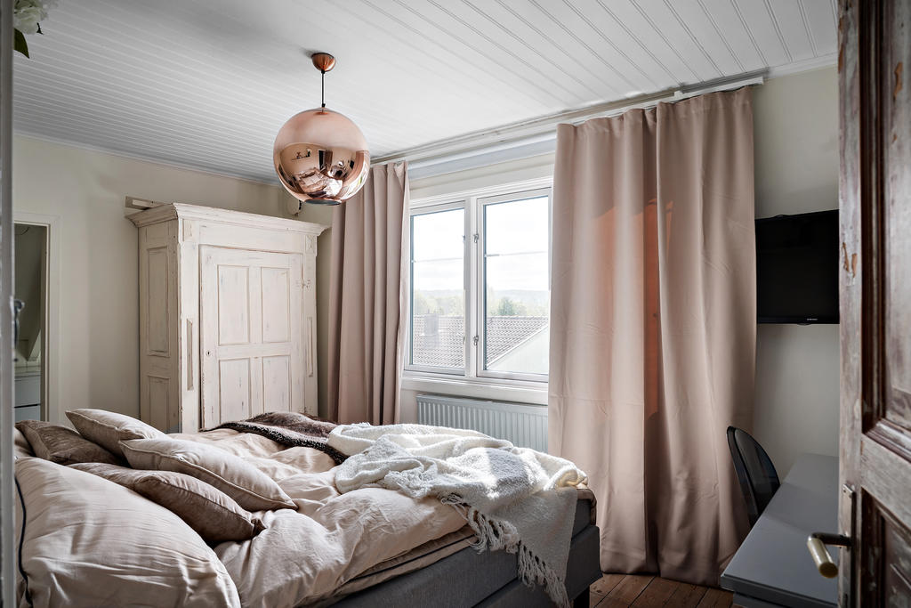 Välkomna en trappa upp till ytterligare ett sovrum med en walk in closet i anslutning till rummet