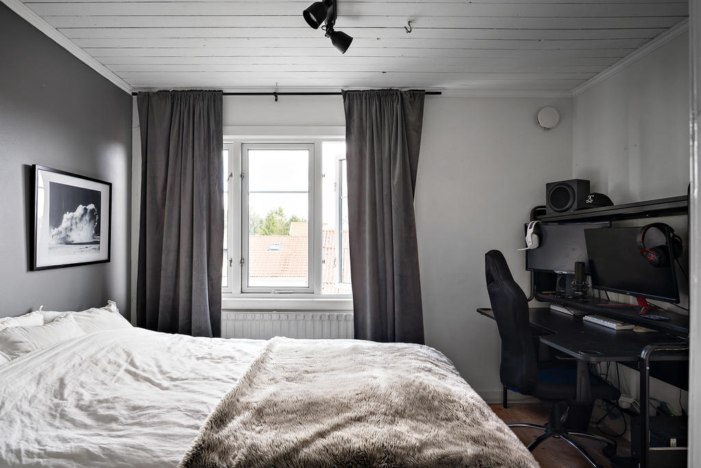 Sovrum tre med plats för dubbelsäng och skrivbord och