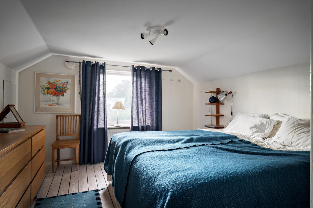 Sovrum ett med plats för dubbelsäng och byrå