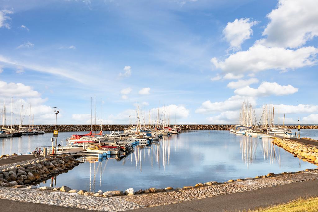 I Simrishamn finns fem flytbryggor med varierande storlekar. 
Under säsongen är gästhamnskontoret bemannat. På hamnplan finns en toalett och på andra sidan av småbåtshamnen finns servicehuset med dusch- och tvättmöjligheter.