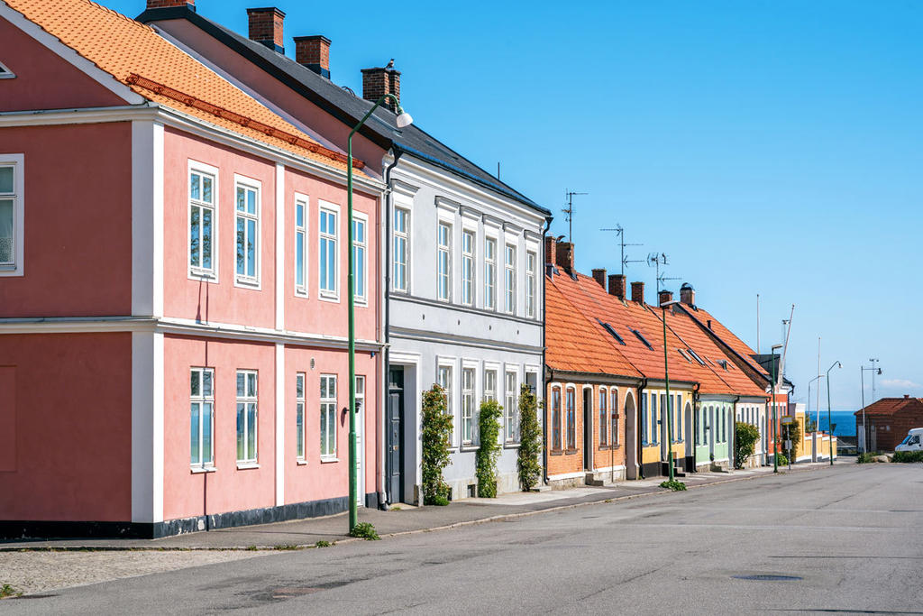 Läget är som sagt svårslaget. Som närmaste granne finns en park och intill den ligger ett gym.
 
Bara cirka 300 meter från huset väntar strandpromenaden längs Östersjön och naturreservatet Skansen, vars gamla naturbetesmarker har stenhällar med hällristningar från bronsåldern, smådammar med grodor och en spännande flora med ett flertal hotade arter som ängsskära, vårkällört och krypfloka.