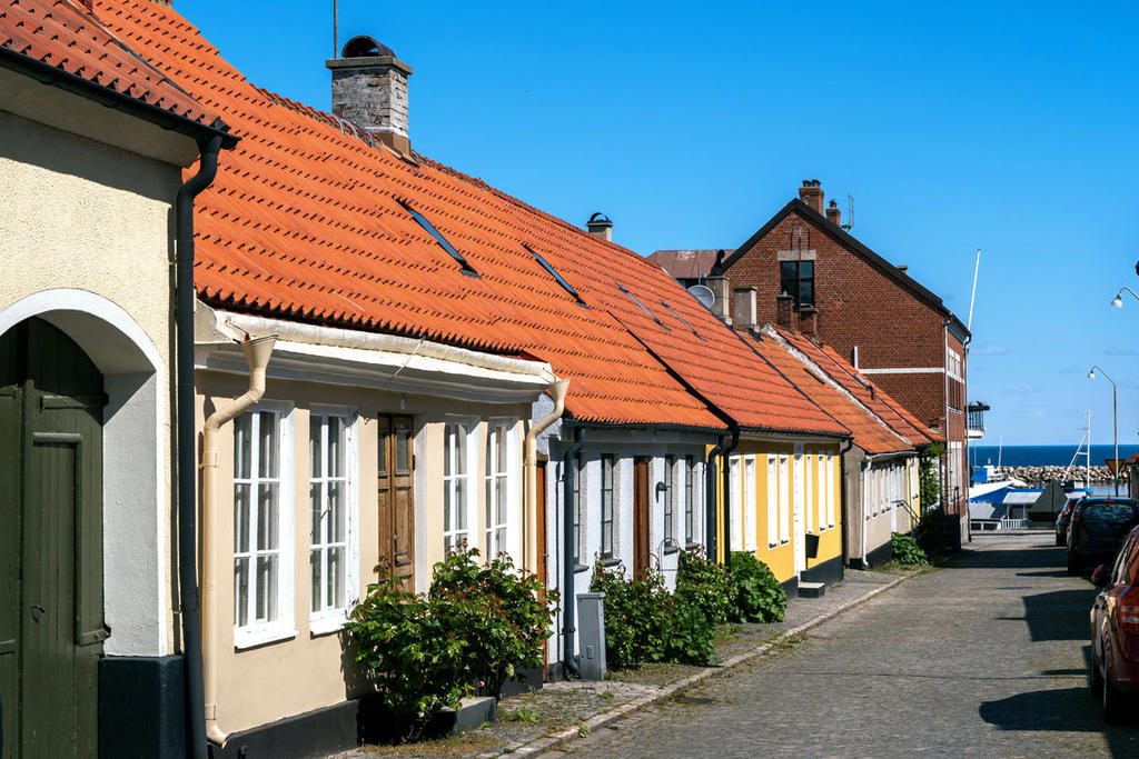 Och en kort promenad åt andra hållet finns Simrishamns charmiga stadskärna – och då har vi inte ens nämnt att man är omgiven av det vackra och spännande Österlen.
 
Att Sillahusen ger ett A-läge vid Ö-sjön är knappast någon överdrift. Tvärtom, här bjuds ett stycke Skåne många bara har drömt om.
Är det dags att göra verklighet av den nu?