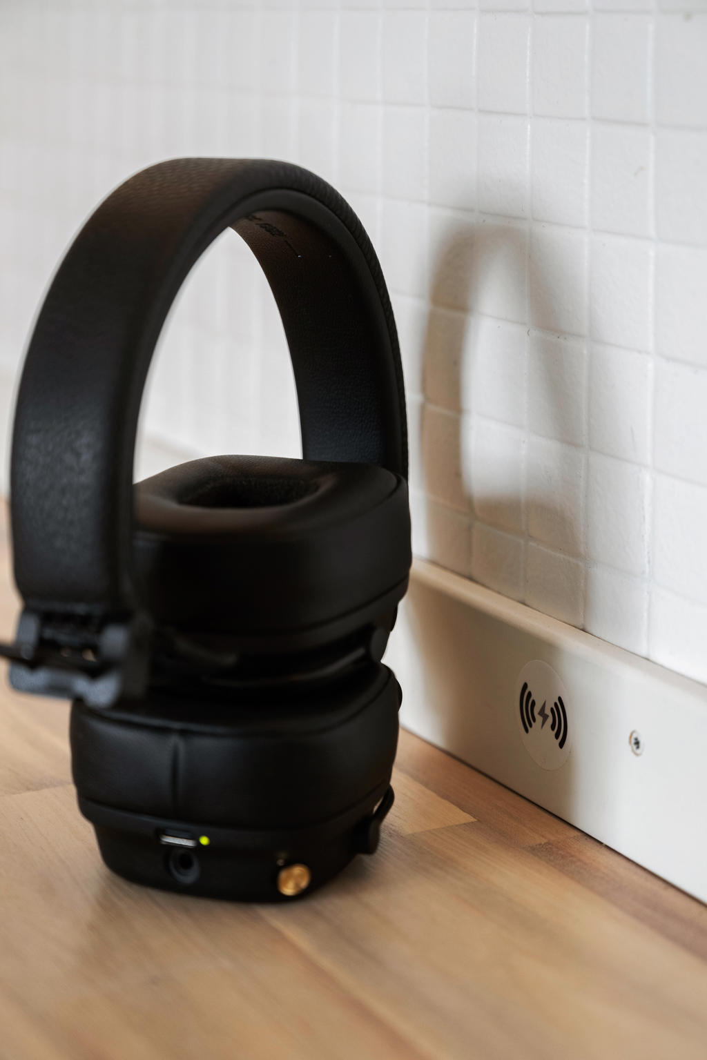 Bänkskiva med smart QI-laddare för trådlös laddning av elektronik