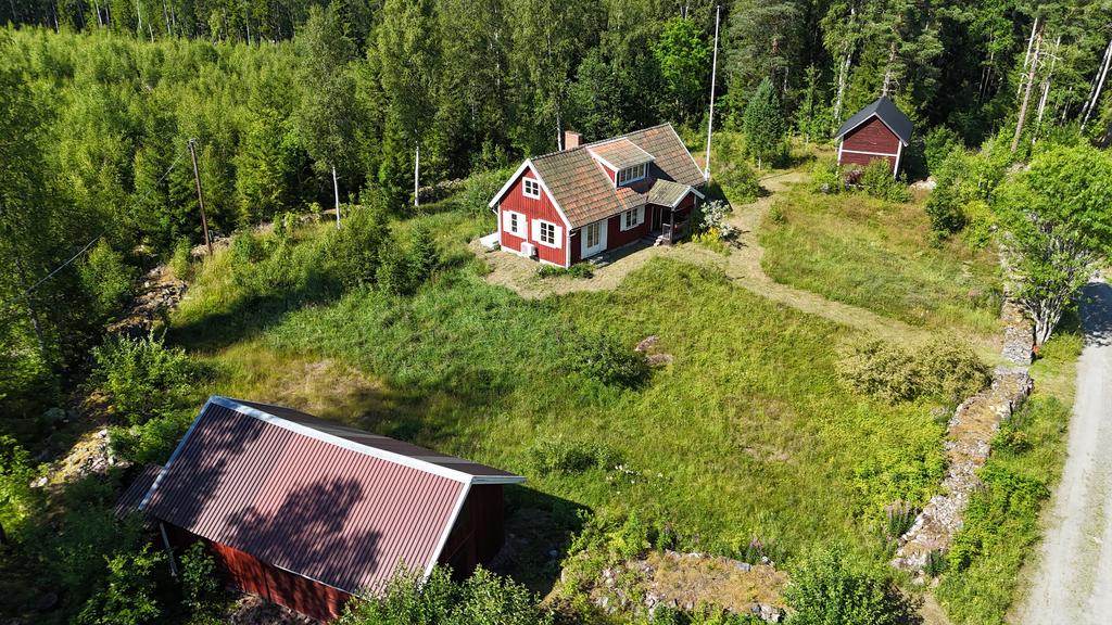 Drönarbild över hela fastigheten