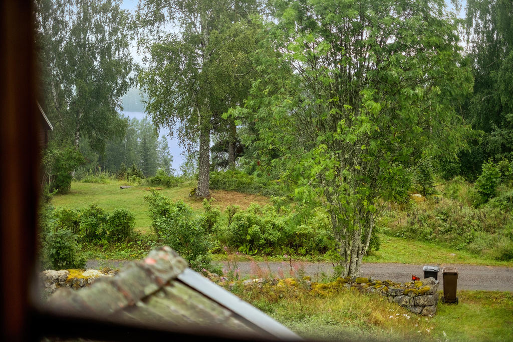 Utsikt, på grannfastigheten finns promenadväg ner till badplats som får brukas genom servitut.