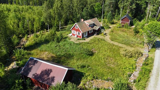 Drönarbild över hela fastigheten
