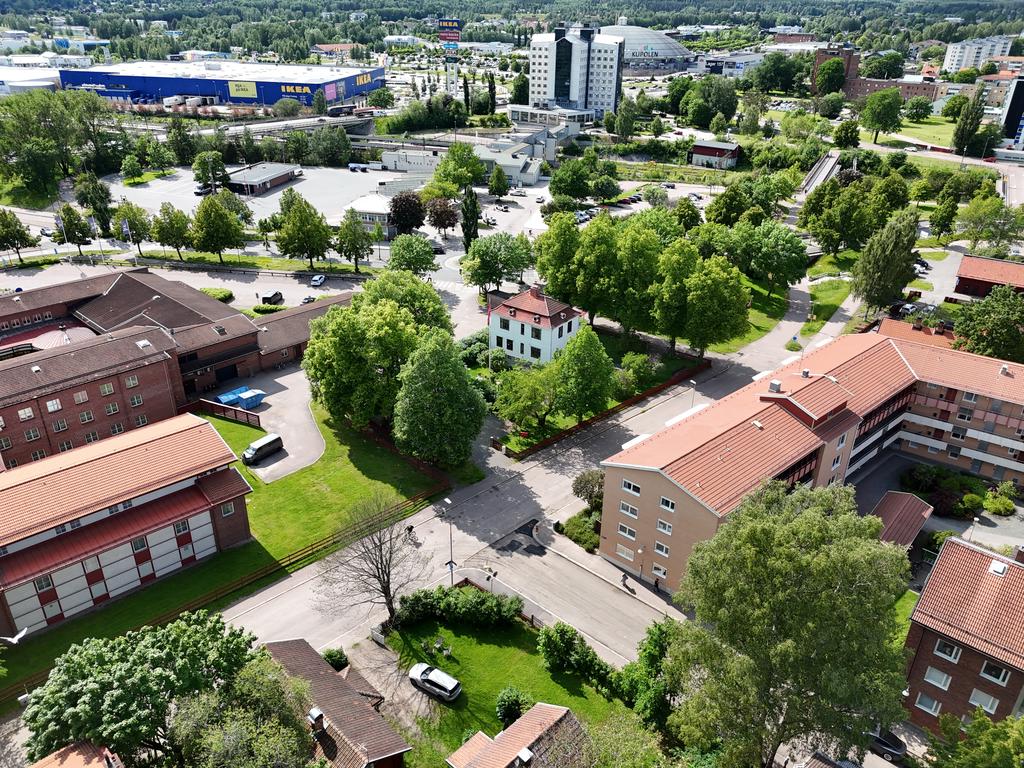Centralt lägen nära IKEA och Kupolen med butiker och restauranger.