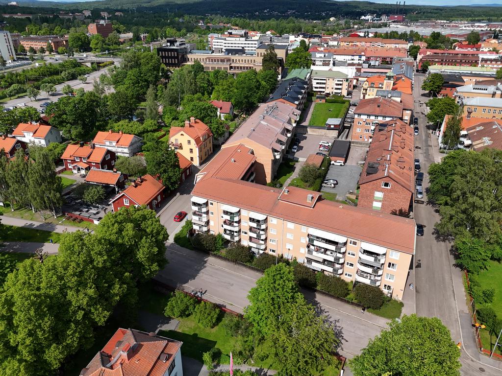 Bara ett par minuters promenad från lägenheten ligger centrum åt ena hållet och tågstationen åt andra hållet.