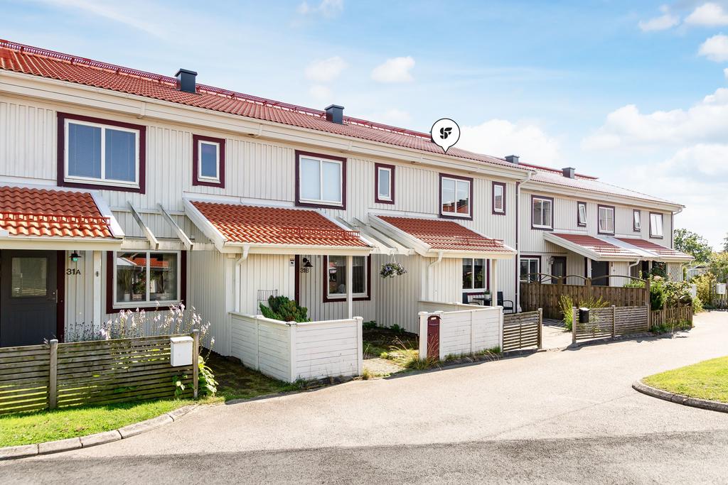 Här har ni två uteplatser, en på framsidan och en på baksidan!