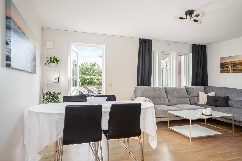 Härifrån har ni utgången till uteplatsen på baksidan
