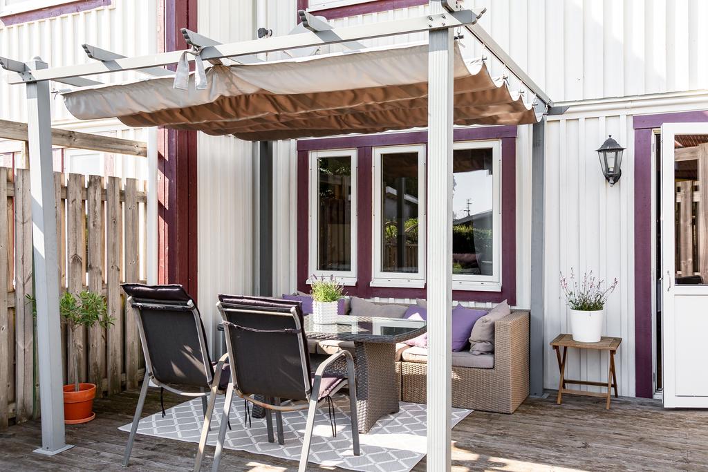 Mysig del av uteplatsen med pergola över