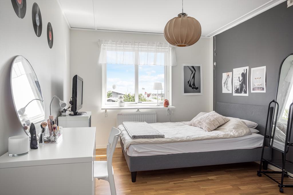 Sovrum med fönster mot baksidan