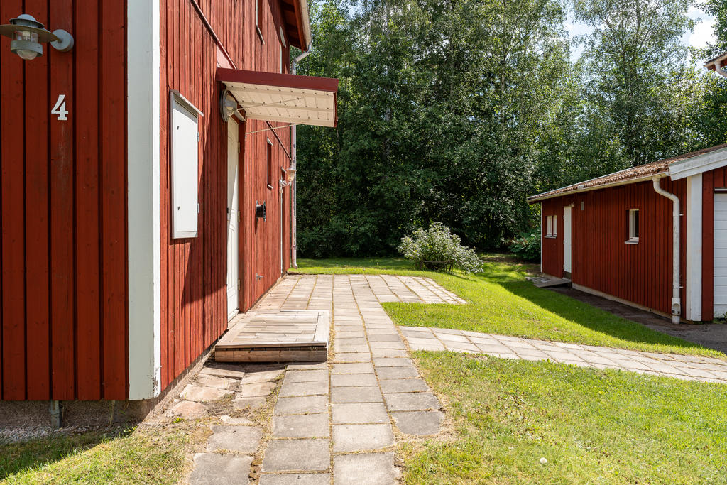 Entré mot baksida trädgård