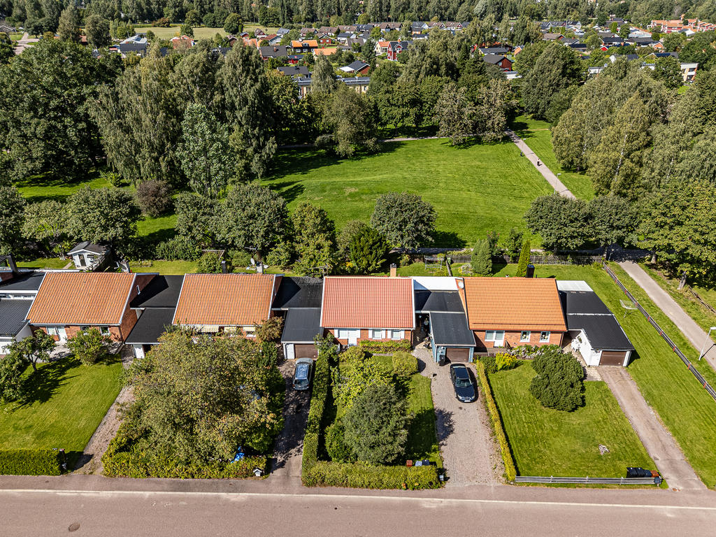 Baksidan vetter mot ett öppet grönområde!