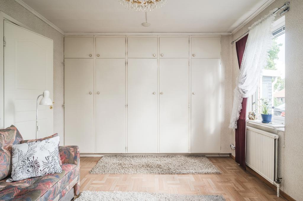 Sovrum 1 (som kan delas av till två sovrum)