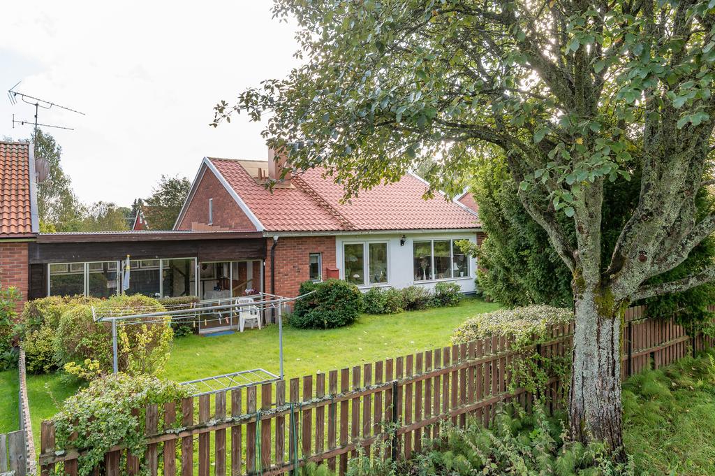 Trädgård med inglasat uterum