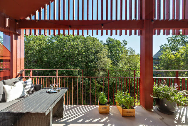 Med utsikt över trädtopparna bor man här i en unik lägenhet med högt i tak!