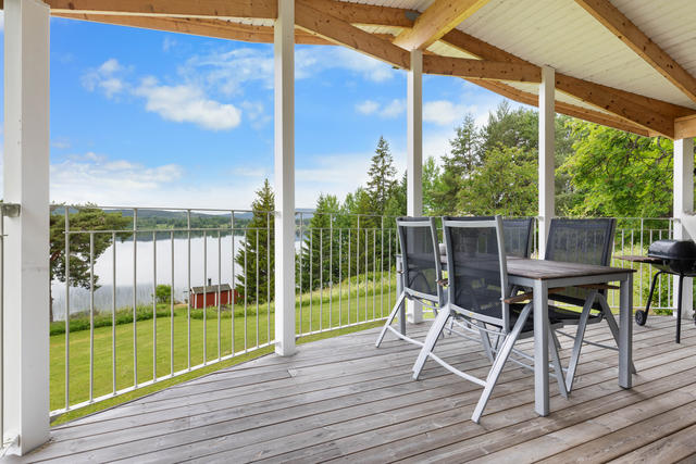 Vy ut över sjön från altanen