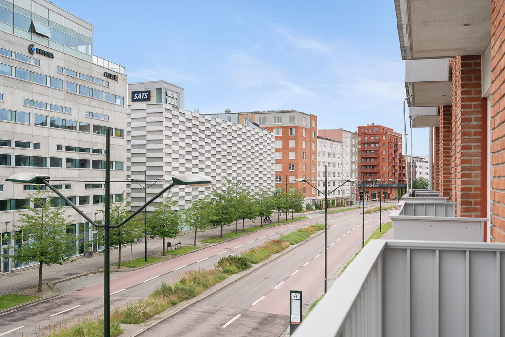 Balkongen vetter västerut mot Östra Varvsgatan