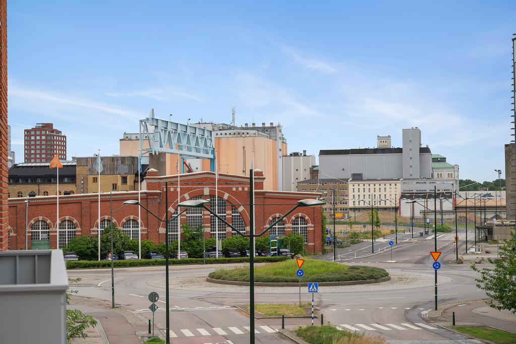 Från balkongen går blickarna även söderut mot Varvsstaden