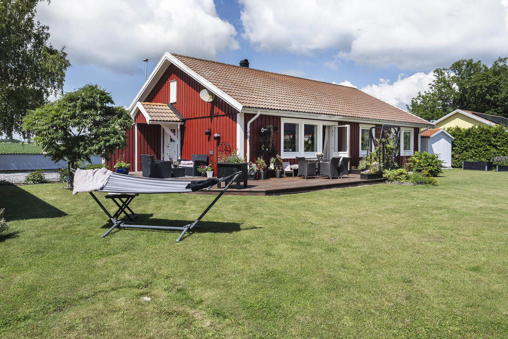 Trädgård med plats för lek och sociala ytor