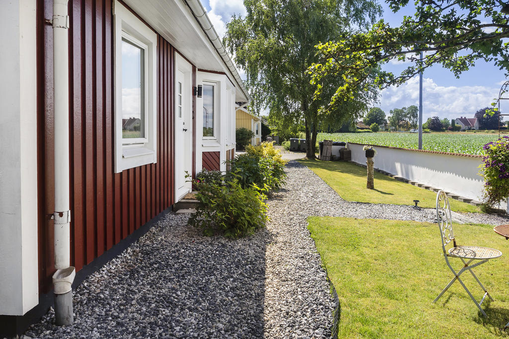 Framsidan med fri utsikt över fälten