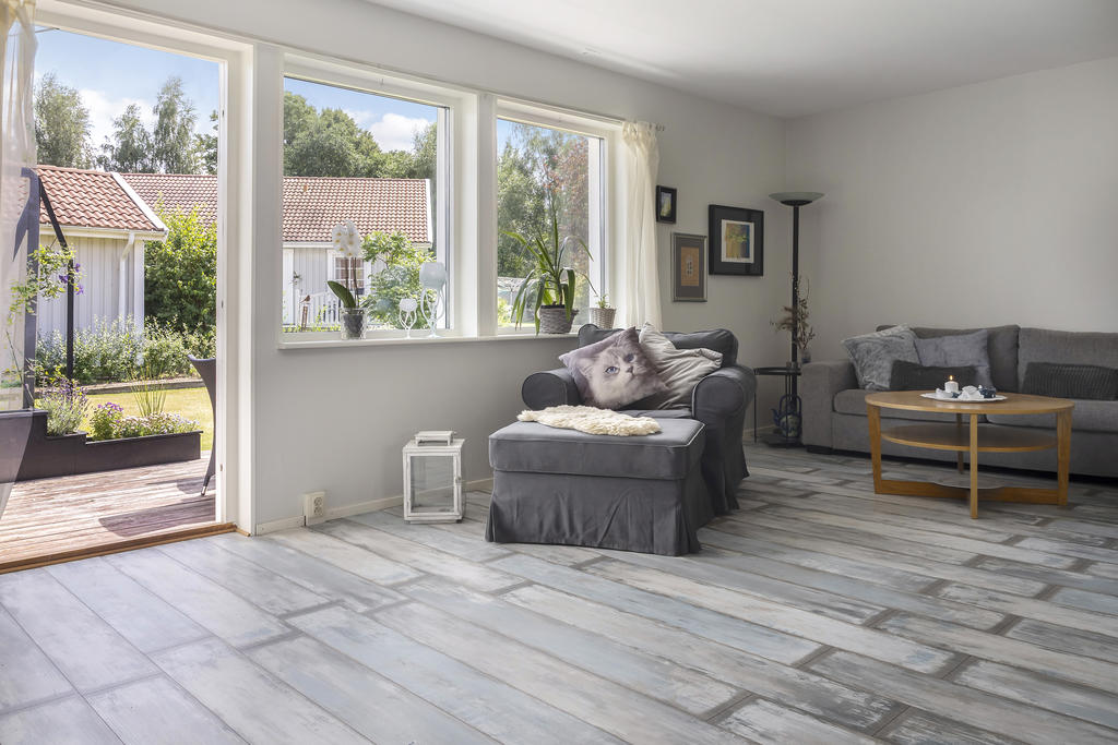 Vardagsrum med utgång till altan