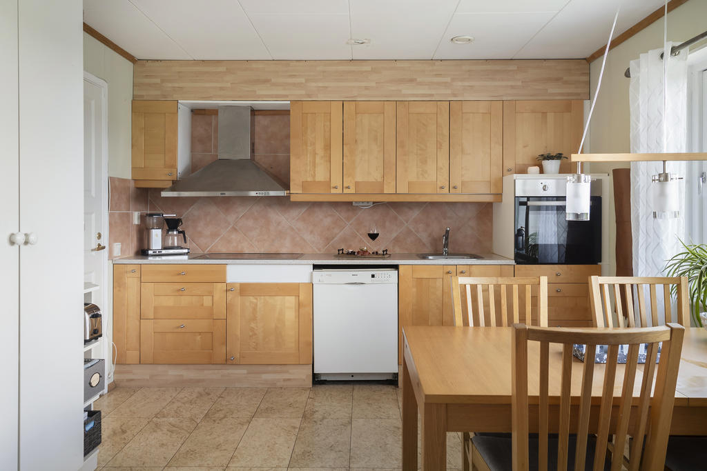 Kök, dörr mot tvättstuga