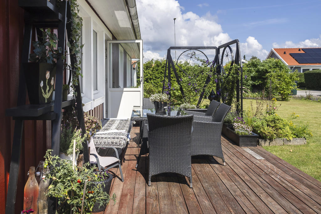 Sommarbild på uteplatsen i läge sydost 